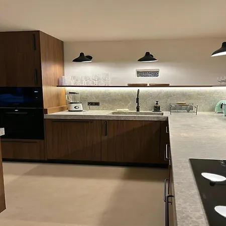 Lavish Near فيلة كالا يونغا