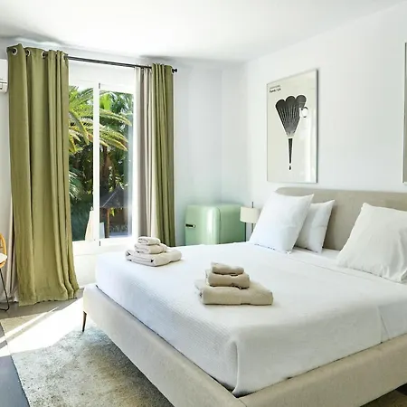 فيلة Lavish Near